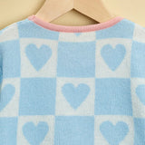 Suéter con patrón de cuadros y corazón