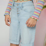 Chica preadolescente Shorts en mezclilla con boton desgarro crudo