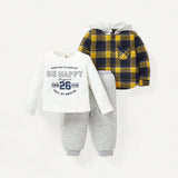 Cozy Cub Bebe nino, estilo Academy, 3 piezas: camiseta con letras estampadas y bolsillos laterales, pantalones deportivos con bloques de color y chaqueta con capucha a cuadros