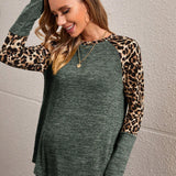 Maternidad Camiseta con estampado de leopardo en contraste de manga raglan