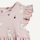 Cozy Cub Conjunto De Vestido De Cintura Redonda Con Estampado De Conejo De Dibujos Animados Y Borde De Hoja De Loto Para Nina Pequena