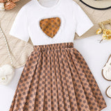 Conjunto para nina preadolescente con blusa de manga corta estampada de corazones y falda plisada de linea A con el mismo estampado, adecuado para uso diario casual en verano