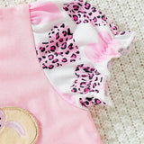 Mono Casual Con Apliques De Osito Y Mangas Burbuja Con Estampado De Corazon Para Bebe Nina. Con Fondo Adjunto Para Primavera Y Verano.