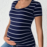 Camiseta De Maternidad A Rayas Ajustada Con Cuello Redondo