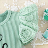 Conjunto de 2 piezas para bebe nina: top con mangas de volante y estampado de letras lindas y pantalones cortos estampados de plantas. Delgados y transpirables, ideales para verano.