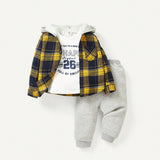 Cozy Cub Bebe nino, estilo Academy, 3 piezas: camiseta con letras estampadas y bolsillos laterales, pantalones deportivos con bloques de color y chaqueta con capucha a cuadros