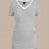 BASICS Camiseta de maternidad de punto con cuello en V, manga corta a rayas y ajustada al cuerpo en blanco y negro, de longitud larga