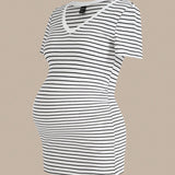 BASICS Camiseta de maternidad de punto con cuello en V, manga corta a rayas y ajustada al cuerpo en blanco y negro, de longitud larga