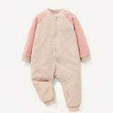 Cozy Cub Bebe nina Mono con bordado de letra de manga raglan con forro termico