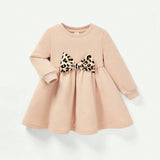 Cozy Cub Bebe nina Vestido smock con estampado de leopardo con lazo delantero