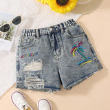 Shorts de mezclilla azul lavado de nina preadolescente con detalles desgastados, borde deshilachado, bordado y aberturas laterales para las vacaciones de verano