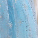 Elegante vestido de princesa de saten para nina con estampado de estrellas, hombros descubiertos con malla y mangas cortas, y superposicion de malla