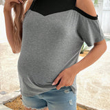 Camiseta de maternidad de manga corta con cuello redondo y diseno de hombros descubiertos en bloques de color para atuendo casual de verano