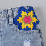 Shorts informales de mezclilla azul claro desgastados para nina preadolescente con patron de ganchillo y flores para vacaciones