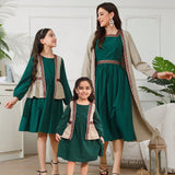 Conjunto de 2 piezas de estilo vacacional para nina preadolescente. Abrigo con cintura ajustada y vestido verde de manga corta para exteriores, combinado con su mama (se vende en 3 sets por separado)